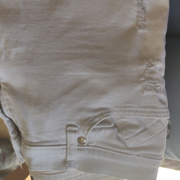 Rock & Republic White Denim Shorts 8 - Picture 6 of 6